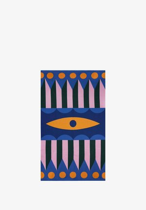 Wielokolorowy materiał z geometrycznymi wzorami: niebieskie, zielone, różowe i pomarańczowe kształty, w tym paski, trójkąty i motyw oka.