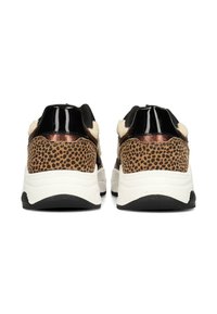 Zapatillas de leopardo con acentos negros y brillantes, material texturizado marrón, suela blanca gruesa y suela de goma negra.