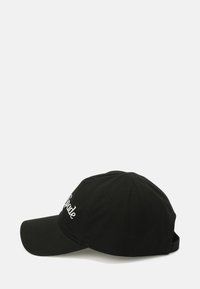 Svart bomullsbasketcap med en svalbrätt, prydd med vit broderad text. Designen är enkel, med en strukturerad krona och justerbar bakdel.