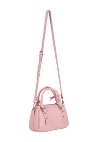 Lyserød taske i kunstlæder med justerbar skulderrem, runde top håndtag, sølvfarvet metalhardware og lynlåslukning. Kompakt rektangulær form.