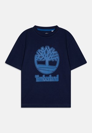 Tengerészi kék pamut póló rövid ujjal, kék fa logóval, és a "Timberland" felirattal a grafika alatt középen.