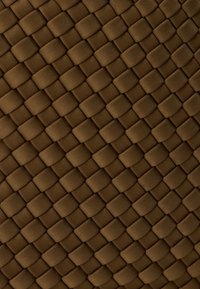 Υφαντή υφασμάτινη επιφάνεια σε πλούσιο καφέ χρώμα, με τετράγωνα μοτίβα και υφή που δημιουργεί μια απτική εμφάνιση.