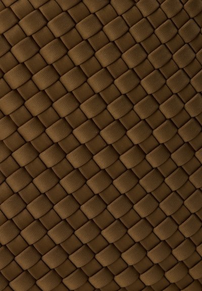 Υφαντή υφασμάτινη επιφάνεια σε πλούσιο καφέ χρώμα, με τετράγωνα μοτίβα και υφή που δημιουργεί μια απτική εμφάνιση.