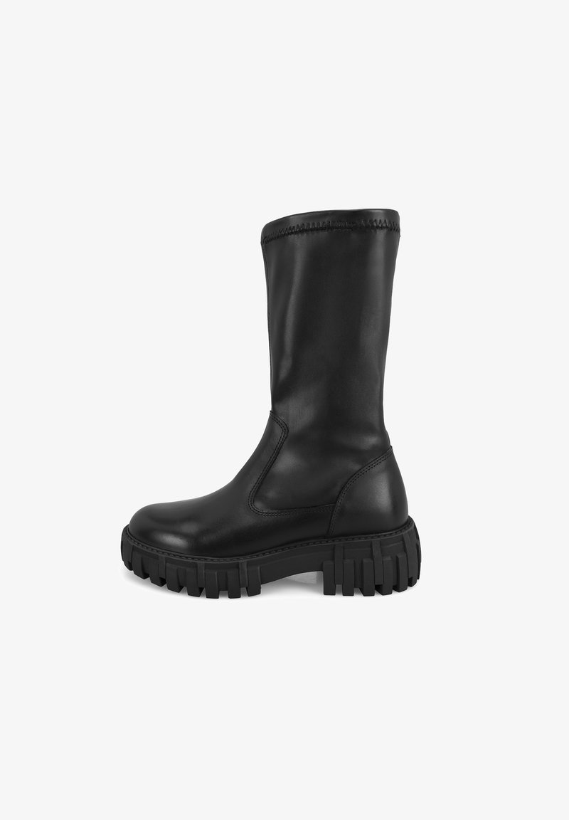 Schwarze Lederknöchelstiefel mit runder Zehe, strukturiertem Obermaterial, elastischer Seitenpartie und dicker Gummisohle mit ausgeprägten Profilen.
