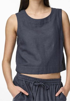 Ciemnoniebieski krótki bezrękawnik z teksturowanej tkaniny, z okrągłym dekoltem i luźnym krojem, w zestawie z dopasowanymi spodniami na sznurek.