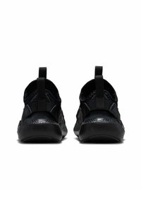 Baskets de sport noires avec une tige en tissu texturé, un talon lisse et des accents contrastés, dotées de languettes et d'un design de bout arrondi.