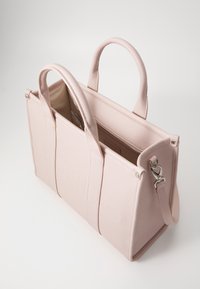 Roza usnjena torba s dvema ročajema, notranjim žeperjem z zadrgo in snemljivim trakom. Vsebuje embosirano logo na sprednji strani in mehke teksturirane stranice.