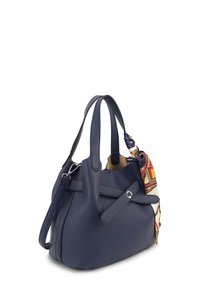 Marineblauwe leren handtas met gestructureerd ontwerp, korte handvatten en een decoratieve sjaalaccent. Voorzien van zilveren hardware en een textuurafwerking.