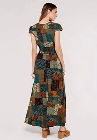 Robe maxi avec un design en patchwork dans des tons terreux de marron, vert et or, avec des manches courtes et une taille ajustée.