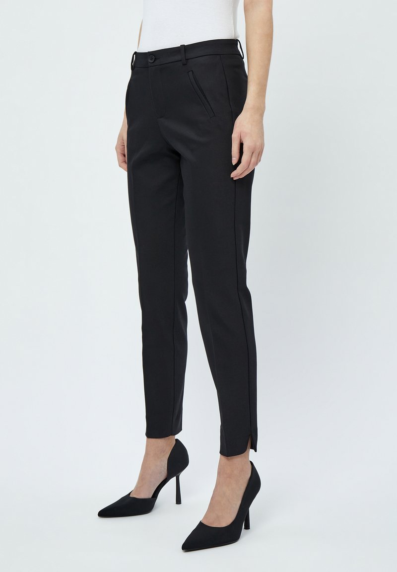 Minus MIDAYA PANTS 7/8 - Chinos tipa bikses - black