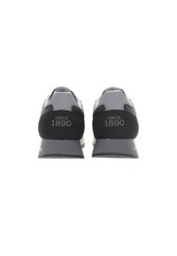 Buty sportowe z szaro-czarną cholewką, o gładkim i teksturowanym wykończeniu. Zawierają szczegółowe akcenty oraz metkę na pięcie z napisem "OD 1890 R."