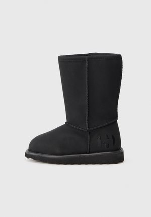 Μαύρο μποτάκι έως τον αστράγαλο από μαλακό σουέντ υλικό με στρογγυλή μύτη, υφή στη σόλα και διακοσμητική ραφή κατά μήκος των ραφών, με λεπτομέρεια λογότυπου.