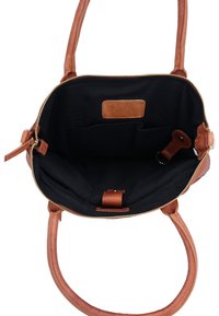 Bolso de mano de cuero marrón con interior de tela negra, cierre de cremallera, bolsillos interiores, un llavero y dos asas de cuero.