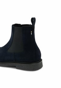 Granatowy zamszowy but Chelsea z elastycznym bocznym panelem, teksturowanym wykończeniem, kontrastową pętelką i czarną gumową podeszwą.