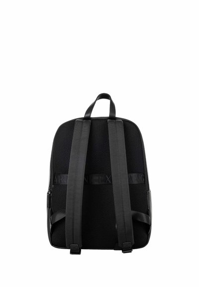 Sac à dos noir vu de dos avec des bretelles rembourrées, une poignée de transport supérieure et un tissu en mesh pour la respirabilité.