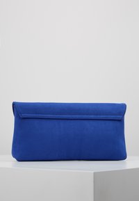 Blå mockaväska i kuvertstil med platt design och rundade hörn. Har en enkel klaffstängning och slät yta.