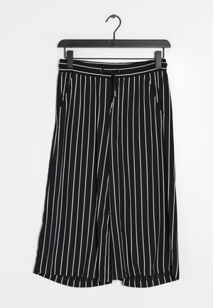 Schwarze Hose mit weitem Bein und vertikalen weißen Streifen, elastischer Bund mit Kordelzug, an einem schwarzen Kleiderbügel vor weißem Hintergrund hängend.