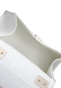 Weißer Handtasche mit glatter Außenseite, goldenen Hardware-Akzenten und offenem Oberteil. Das Innere zeichnet sich durch ein minimalistisches Design und sichtbare Textur aus.