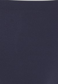 Marineblauw, textiel met een gladde afwerking, met een consistente weving zonder waarneembare patronen of accenten.