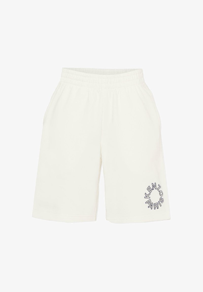 Hvide bomuldsshorts med elastisk linning, sidelommer og en rund sort logo med teksten "KENZO PARIS" på venstre ben nederst.