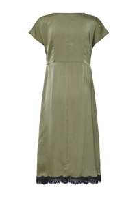 Robe midi vert olive à manches courtes, taille cintrée, tissu lisse et bordure en dentelle noire le long de l'ourlet.