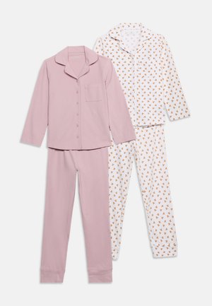 Deux ensembles de pyjamas à manches longues avec boutons, un uni mauve clair et un blanc avec un petit imprimé ours en peluche orange.