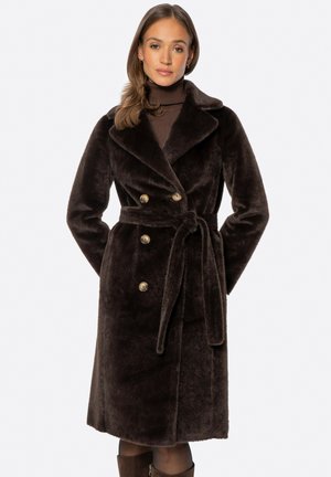 Donkerbruine pluche lange jas met een dubbele rij knopen aan de voorkant, brede revers en een strikceintuur. Bevat gouden knopen en heeft een zachte textuur.