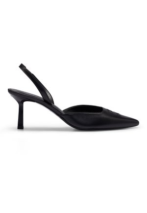 Escarpin slingback en cuir noir avec un bout pointu et un talon fin de hauteur moyenne, présenté de profil sur fond blanc.