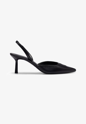 Escarpin slingback en cuir noir avec un bout pointu et un talon fin de hauteur moyenne, présenté de profil sur fond blanc.