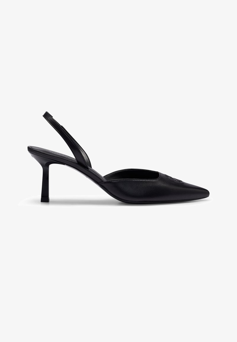 Escarpin slingback en cuir noir avec un bout pointu et un talon fin de hauteur moyenne, présenté de profil sur fond blanc.