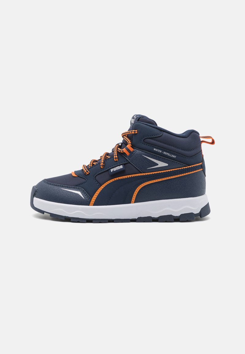 Tengeri kék magasszárú sneakers narancssárga kiegészítőkkel. Vízlepergető anyag, texturált felület, párnázott bokarész és fehér talp jellemzi.