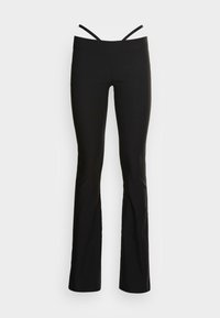 Calças pretas a flair feitas de um tecido elástico. Apresentam alças finas e ajustáveis na cintura. Textura lisa sem padrões ou adornos.