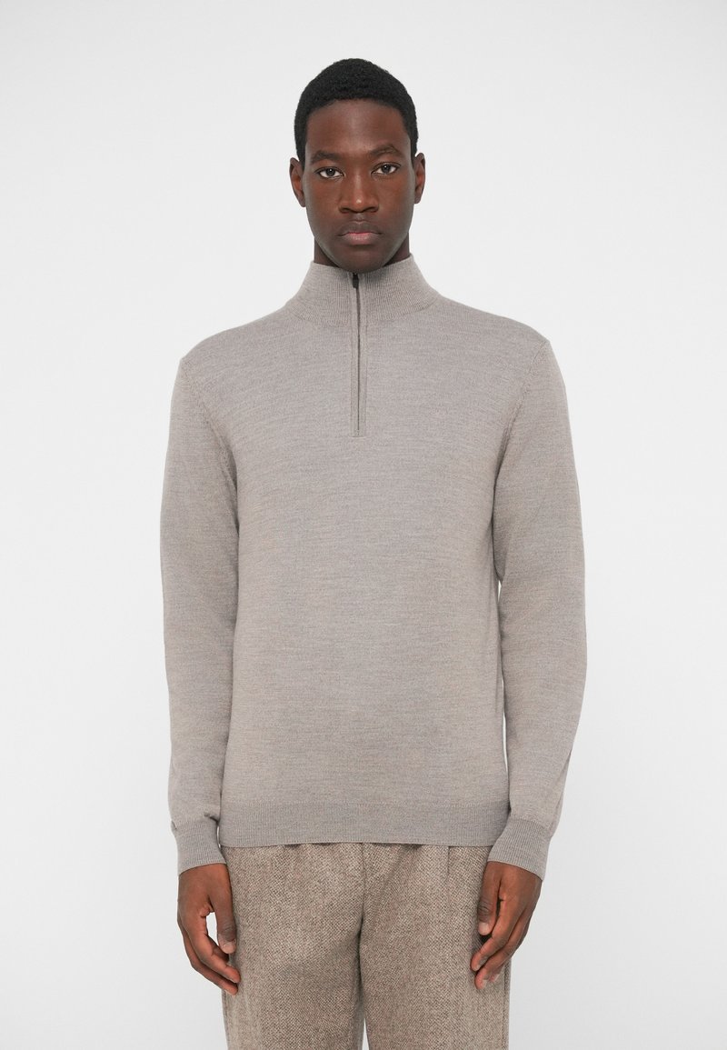 Világosszürke, zipzáros nyakú pulóver, puha kötött anyagból készült, hosszú ujjakkal, bordázott mandzsettával és hemmel. Kellemes választás hétköznapi viseletre.