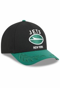 Casquette de baseball noire avec une visière verte. Présente un logo brodé "JETS" et le texte "NEW YORK", avec des motifs de feuilles sur la visière.