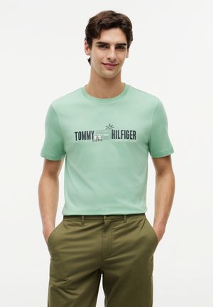 Tommy Hilfiger SUMMER CHEST GRAPHIC - Μπλουζάκι με στάμπα - cut grass