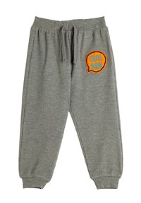 Szare joggery o fakturze wafla z elastycznym pasem, sznurkiem do regulacji i pomarańczowym haftowanym napisem "COOL DUDE" z boku.
