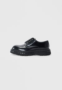 Sapatos de atacadores - black
