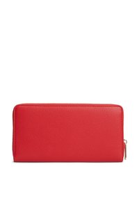 Κόκκινο δερμάτινο πορτοφόλι με υφή, κλείσιμο με φερμουάρ που περιβάλλει, εξαρτήματα σε χρυσό τόνο και ορθογώνιο σχήμα. Διαθέτει λεπτό σχεδιασμό.