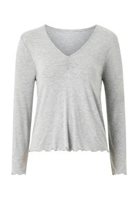 Haut gris clair à manches longues avec col en V, détail froncé au centre de la poitrine et bordure subtile à volants sur les manches et l'ourlet.