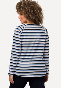 Gestreiftes Langarmshirt mit einer Mischung aus blauen, schwarzen und rosa Streifen, runder Ausschnitt und lockerer Schnitt für Bewegungsfreiheit.