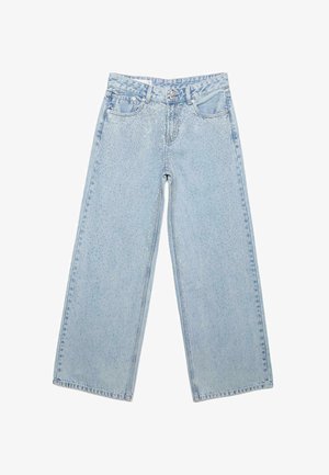 Jean large bleu clair à taille haute, poches avant, fermeture par bouton et fermeture éclair, avec des embellissements scintillants subtils à l'avant.