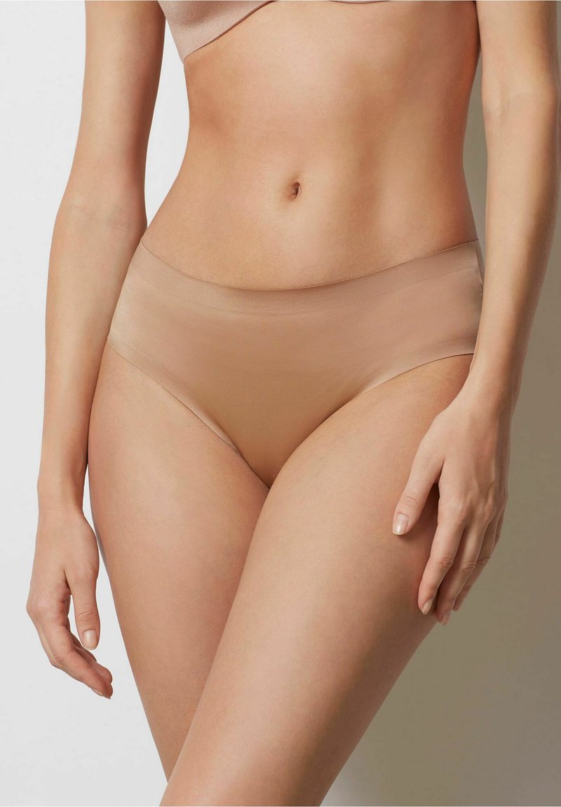 Nude seamless bikini ondergoed met een zachte, gladde textuur en een low-rise ontwerp. Elastische tailleband, minimale bedekking en geen zichtbare naden.