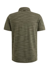 Polo à manches courtes en vert olive, avec un motif à rayures texturé et un col classique. Étiquette logo dans le cou à l'arrière.