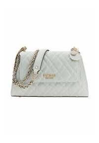 Sac à main matelassé bleu clair avec une bandoulière en chaîne dorée, détail logo, et une fermeture à rabat. Comprend un pendentif style porte-clés en guise d'accent.