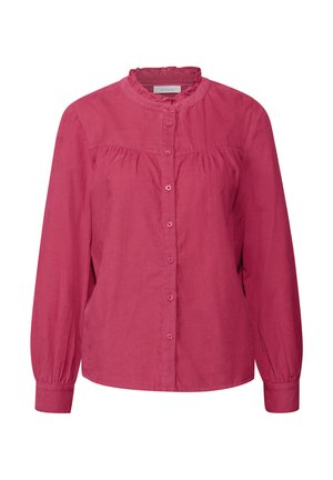 Blouse rose à manches longues avec un col à volants, fermeture à boutons sur le devant et détails froncés au niveau de la poitrine et des manches. Fabriquée en tissu léger.