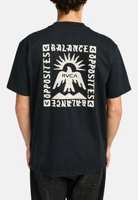 T-shirt in cotone nero con una grande stampa grafica sulla schiena, che presenta del testo, un'aquila, il sole e montagne in bianco a contrasto.