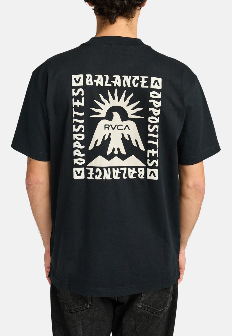 T-shirt in cotone nero con una grande stampa grafica sulla schiena, che presenta del testo, un'aquila, il sole e montagne in bianco a contrasto.