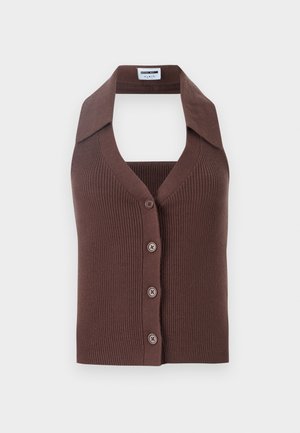 Top de punto acanalado marrón con cuello halter, que presenta un cierre con botones y un corte relajado. El cuello corto añade estructura al diseño.