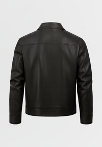 Giacca nera in pelle con collo classico, spalle strutturate e dettagli a coste su polsini e orlo. Texture liscia e design minimalista.