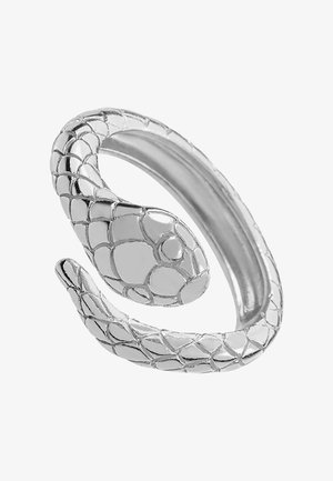 Anillo de plata en forma de serpiente con escamas texturizadas y una banda lisa, presentando un diseño enrollado que envuelve elegantemente el dedo.